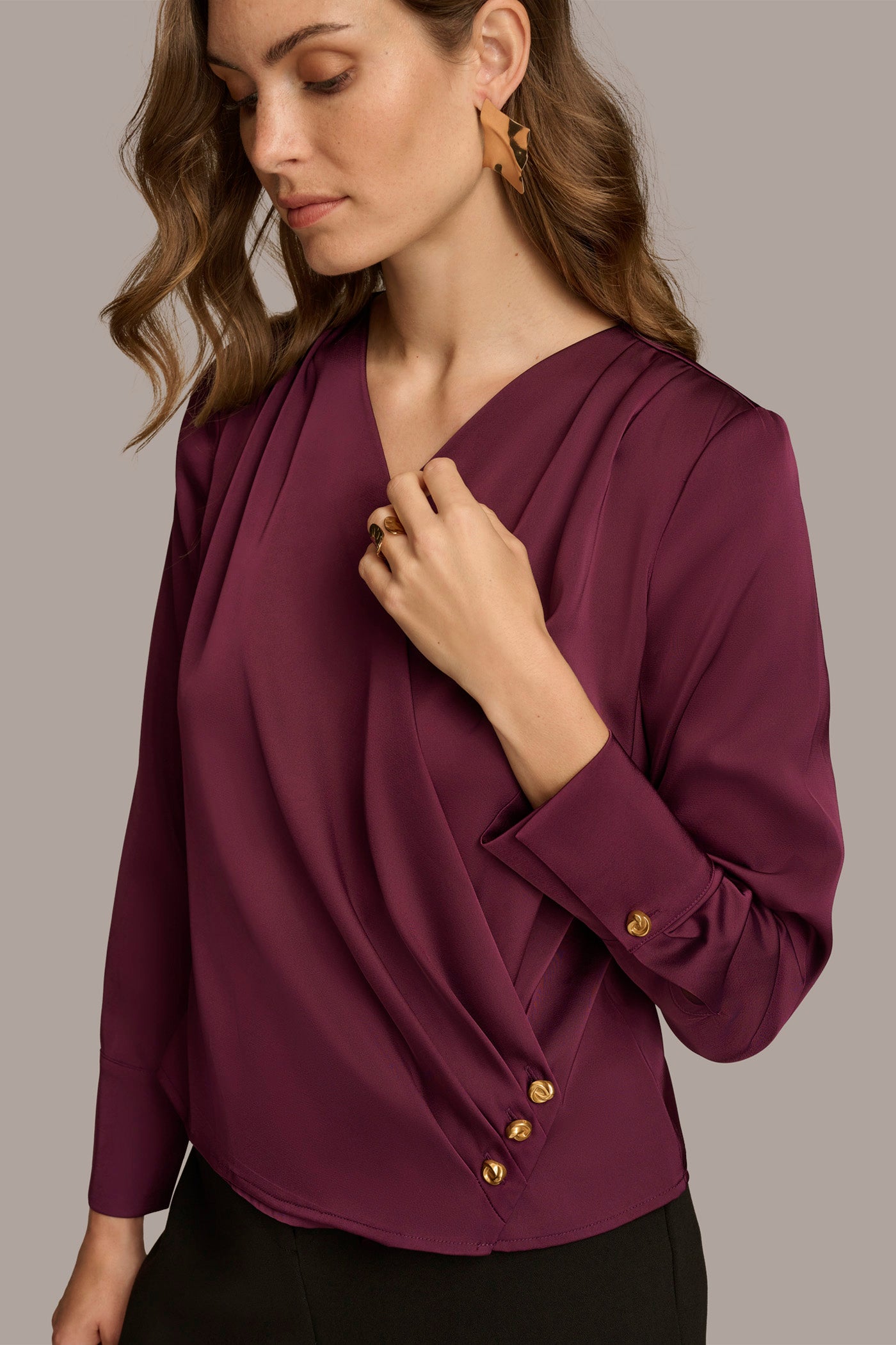 (image for) BRIGHT V-NECK WITH SIDE BUTTON DETAIL